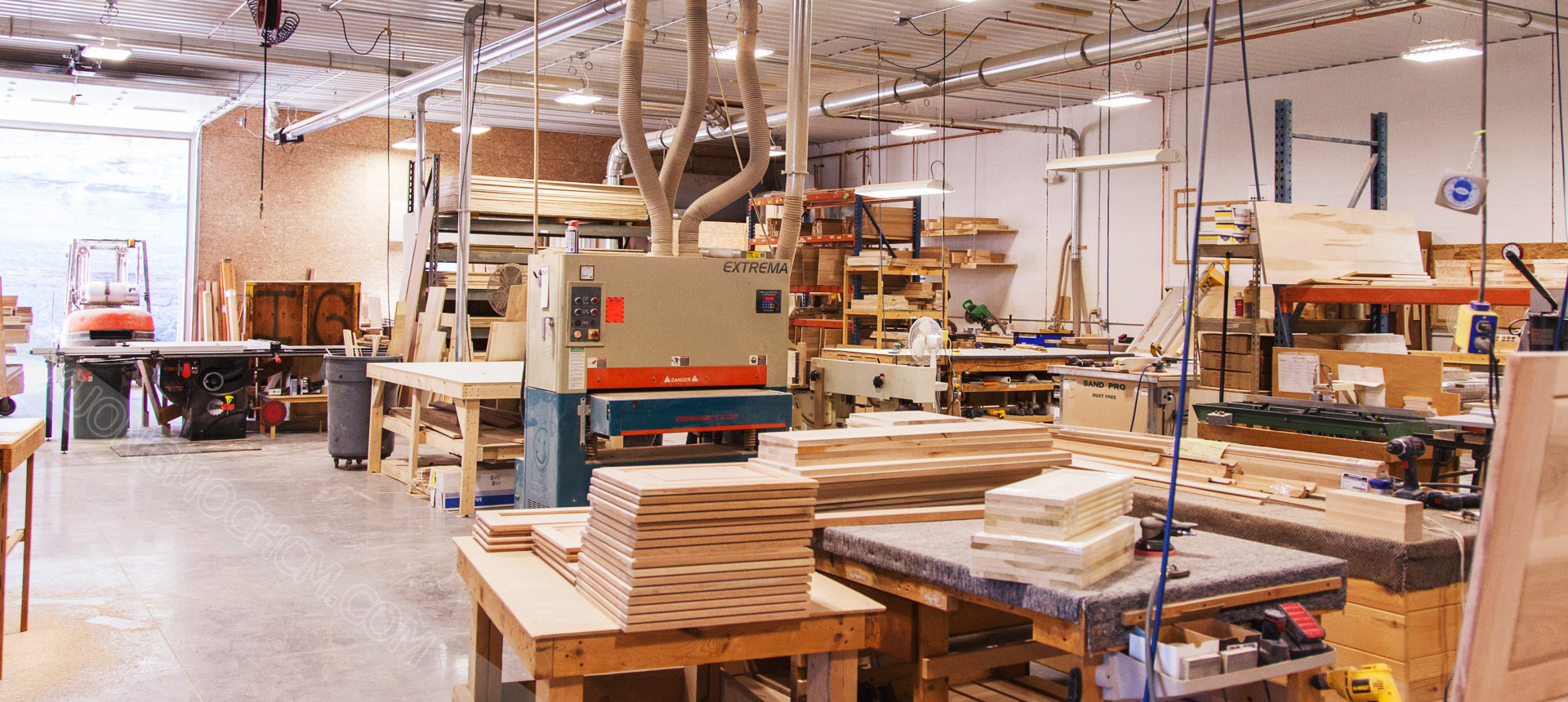 Với hai xưởng gỗ quy mô lớn thuộc Hà Nội chúng tôi cung cấp tơi cho bạn những sản phẩm nội thất chất lượng cao, đa dạng về mẫu mã và giá thành cạnh tranh cao.